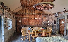 Moig Lodge - 7 Bedroom - 13 Bed - Sleeps 20 Barn Conversion
